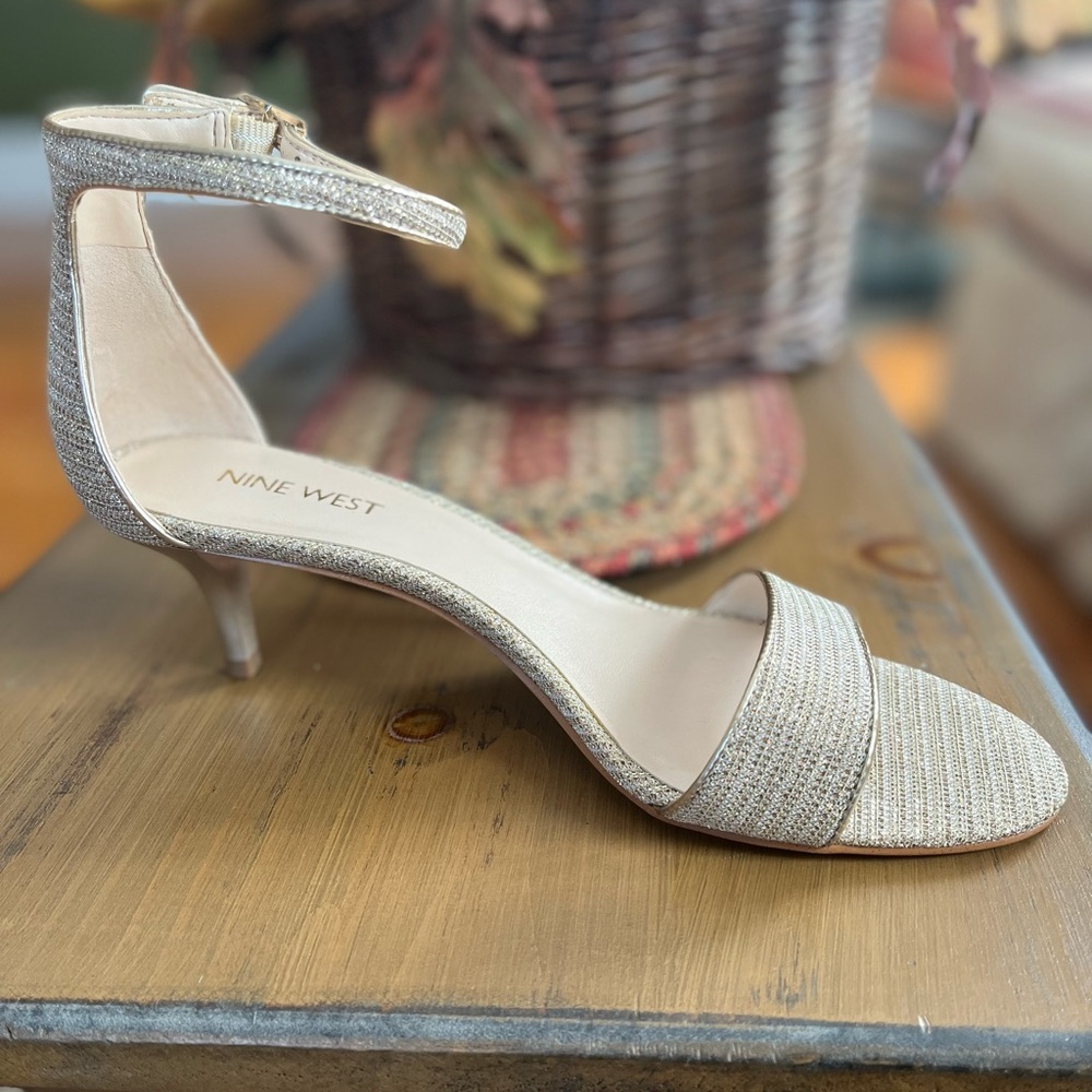 Womens size 7.5 new gold heels